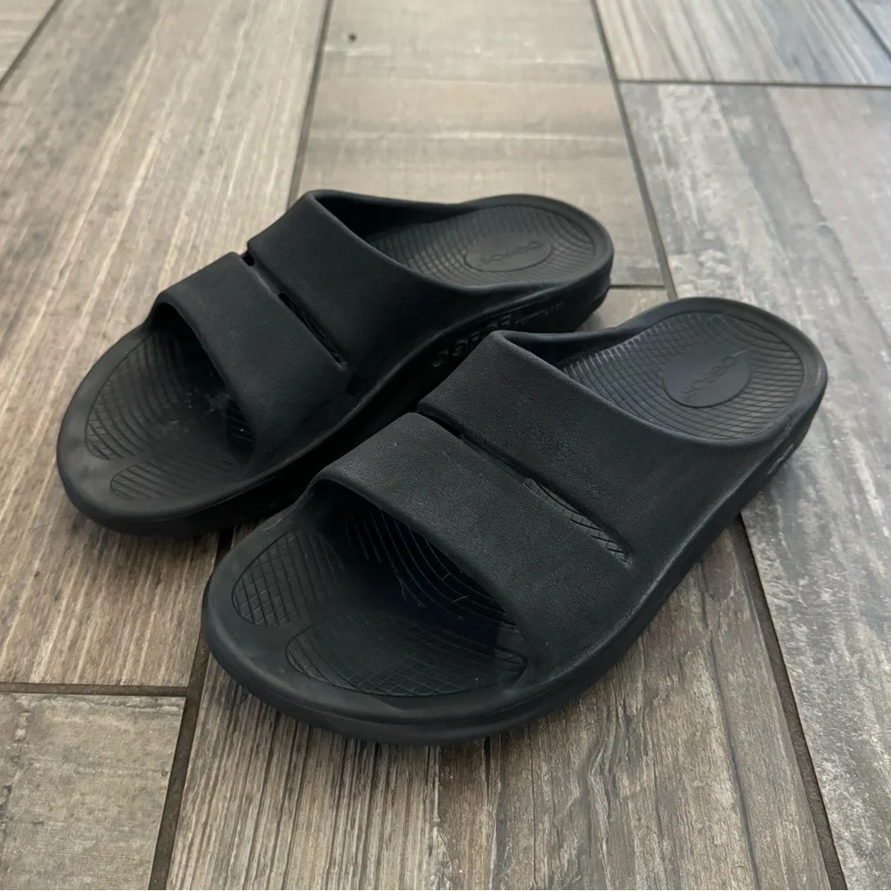 Oofos OOahh Slide Sandal in Black size Women’s 10 or Men’s 8